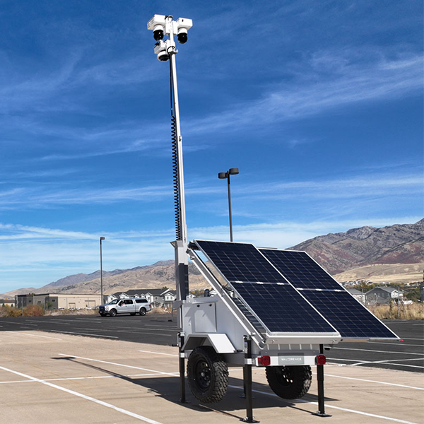 Mobiele bewakingstrailer met zonnepanelen en cameramast voor camerabewaking op afstand